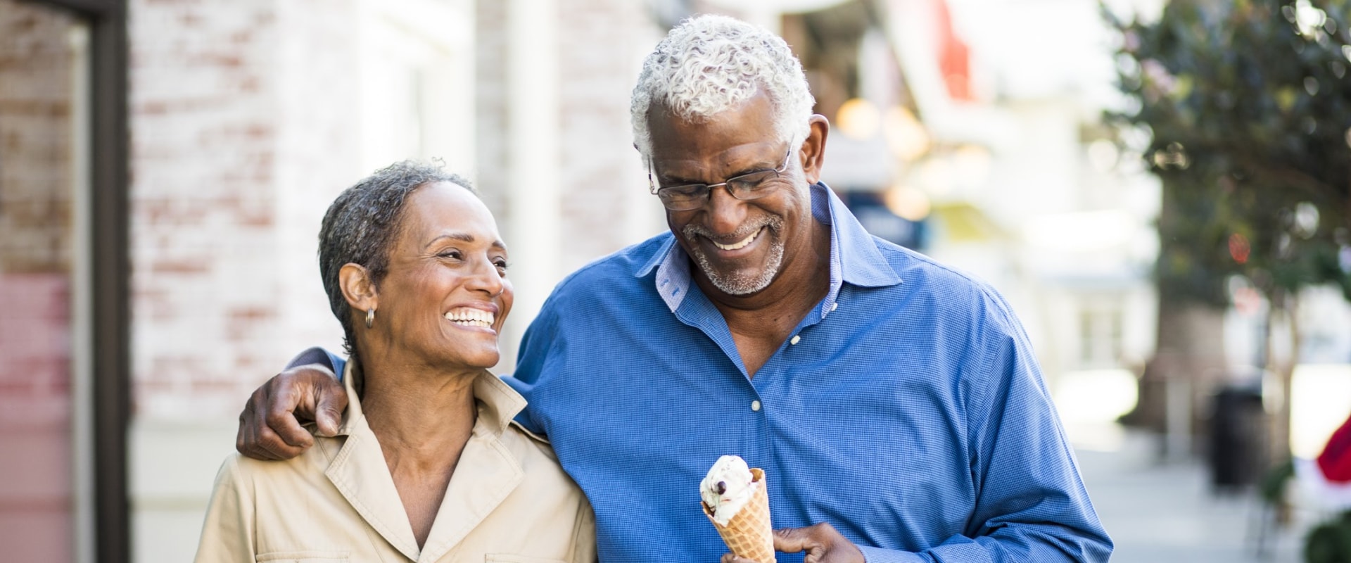 Comparing Paid and Free Senior Dating Sites