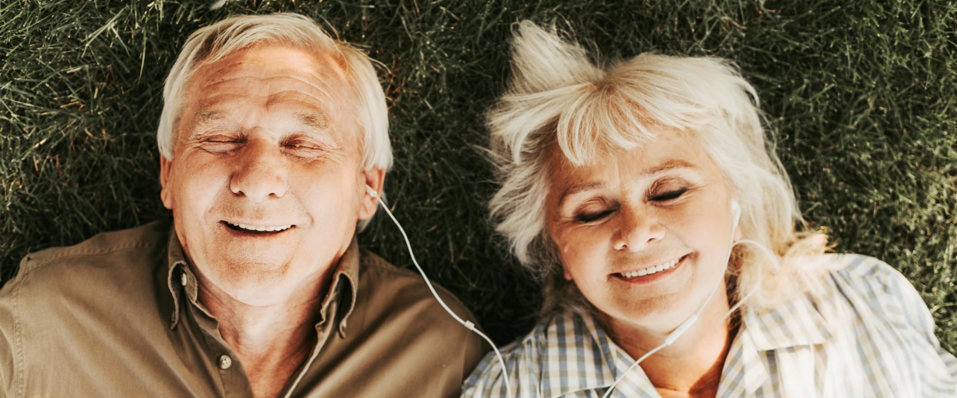 Pros and Cons of Online Dating Services for Seniors